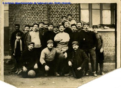 Zoom "Foot-ball et archives", photo quipe de football de l'ambulance 3 du 21me Corps, 1915 (12 NUM 071/28)