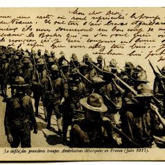 12 NUM 064_8_dfil des premires troupes amricaines en France en juin 1917
