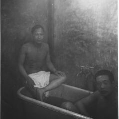 Le Creusot : Cantonnement chinois - vue d’intérieur : salle de bains. 1917. Collection Ecomusée