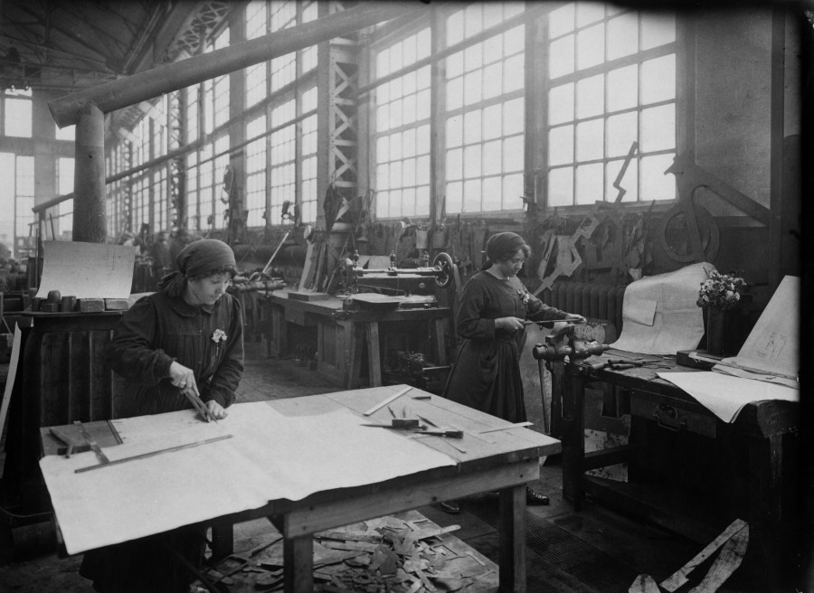Etablissements Schneider. Atelier des constructions mécaniques - Traçage et confection des gabarits – 1916. Collection AFB