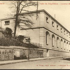 Cercle du Creusot (45 lits pour blessés) et Salle de répétition de la rue de Chalon (23 lits pour contagieux). Collection privée.