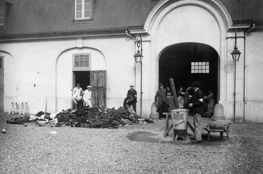 Hôpital temporaire n°27- Septembre 1914-Château de la Verrerie- La lessive dans la cour du Manège. Collection AFB.