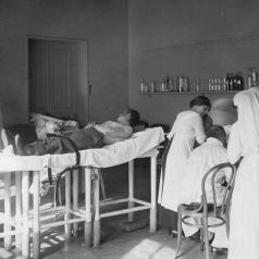 Hôpital temporaire n°27- Septembre 1914-Château de la Verrerie- Salle d'opération et de soins. Collection AFB.