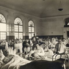 Hôpital temporaire n°27- Septembre 1914-Château de la Verrerie- Salle des blessés. Collection AFB.