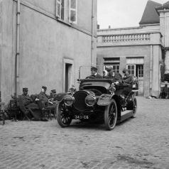 Hôpital temporaire n°27- Septembre 1914-Château de la Verrerie- Arrivée de blessés en automobile. Collection AFB.