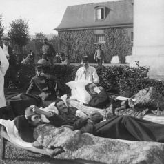 Hôpital temporaire n°27- Septembre 1914-Château de la Verrerie- Blessés se reposant à l'extérieur. Collection AFB.