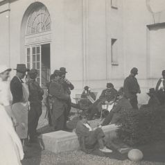 Hôpital temporaire n°27- Septembre 1914-Château de la Verrerie- Infirmières et blessés se reposant à l'extérieur. Collection AFB.