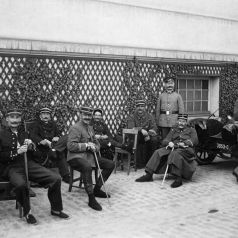 Hôpital temporaire n°27- Septembre 1914-Château de la Verrerie- Convalescents se reposant à l'extérieur. Collection AFB.