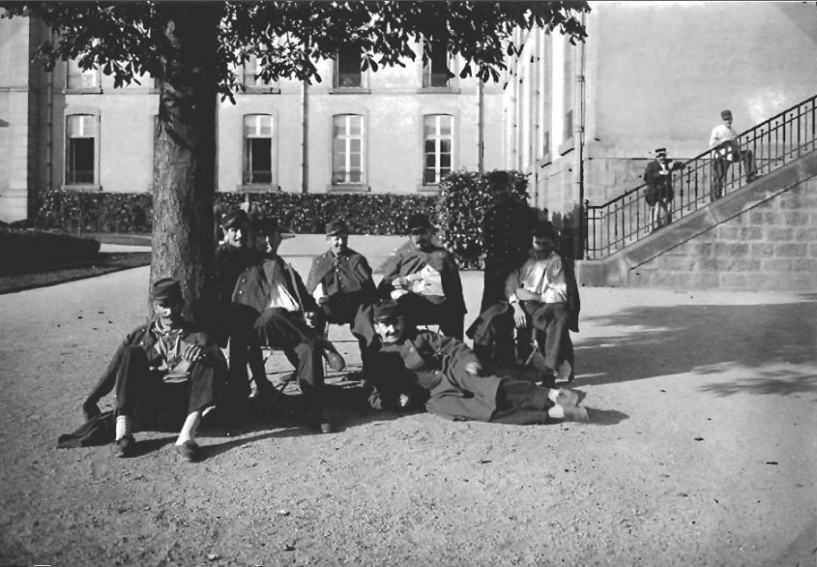 Hôpital temporaire n°64- Octobre 1914- Hôtel-Dieu-convalescents dans les jardins. Collection AFB.