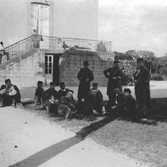Hôpital temporaire n°64- Octobre 1914- Hôtel-Dieu-convalescents dans les jardins. Collection AFB.