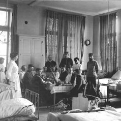 Hôpital temporaire n°64- Octobre 1914-Ecole de filles - Groupe Est Croix-Menée- salle des hospitalisés. Collection AFB.