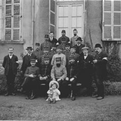 Hôpital temporaire n°64- Octobre 1914- Ecole de filles - Groupe Est Croix-Menée- Groupe du personnel soignant. Collection AFB.