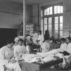 Hôpital temporaire n°64- Octobre 1914-Ecole de filles - Groupe Est Croix-Menée-salle des pansements. Collection AFB.