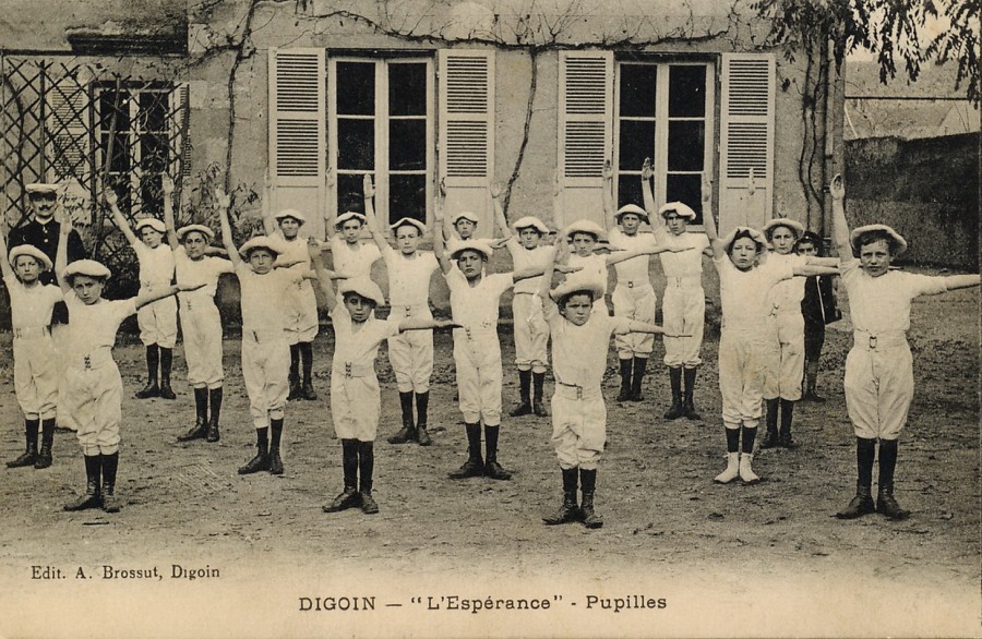 Les petits gymnastes du club de l'Esprance de Digoin" (6 Fi 8137, aprs 1903)