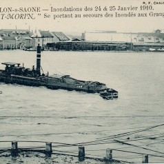 Chalon-sur-Sane. Inondations des 24 et 25 janvier 1910, le Perret-Morin se portant au secours des inonds aux granges forestiers (20 fi 1640)